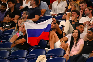 Australian Open: Na zápas ukrajinskej tenistky prišli s ruskou vlajkou. Na tričkách mali Putina