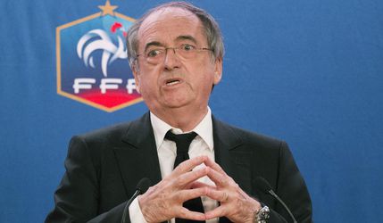 Šéf francúzskeho futbalu pod tlakom dočasne odstúpil
