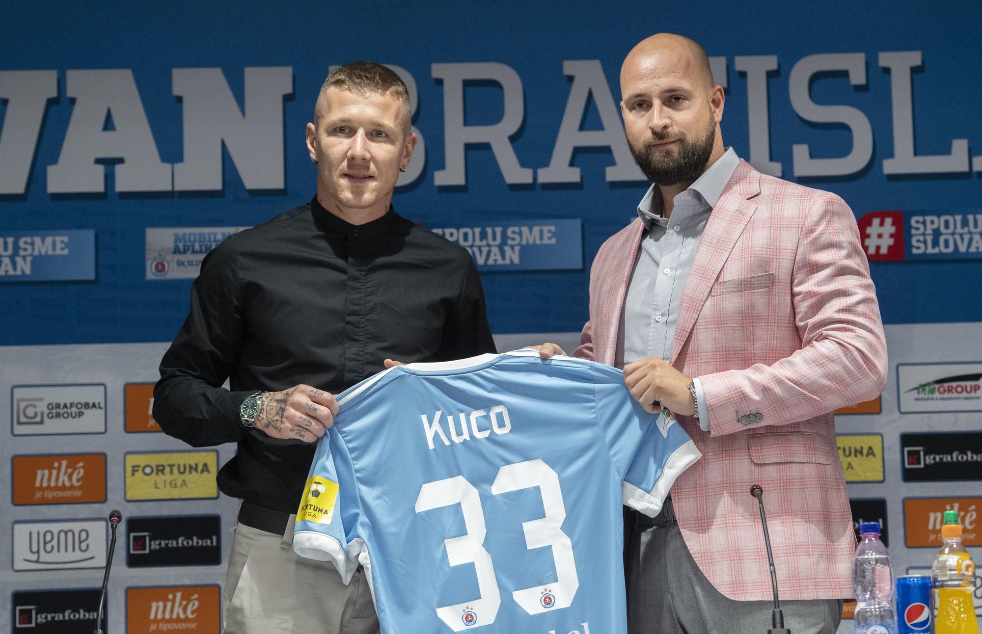 Juraj Kucka a Ivan Kmotrík ml pri podpise, ŠK Slovan Bratislava