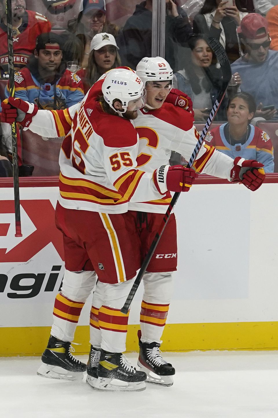 Adam Ružička a Noah Hanifin z Calgary Flames sa tešia z gólu.