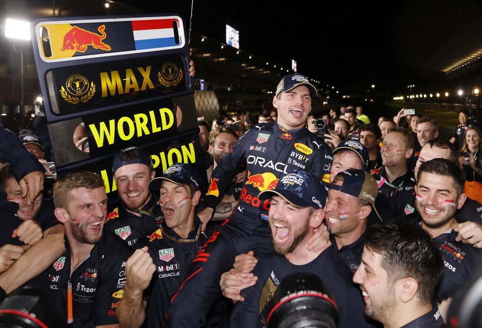 Max Verstappen oslavuje zisk titulu