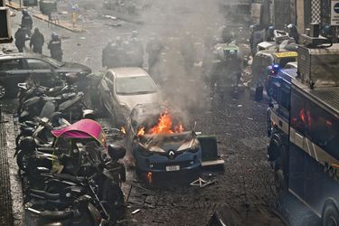 Peklo v Neapole! Fanúšikovia Frankfurtu útočia na policajtov, v plameňoch skončilo aj auto