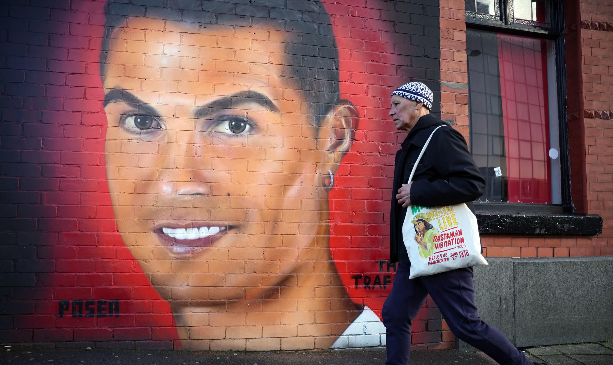 Cristiano Ronaldo na múre v Manchestri