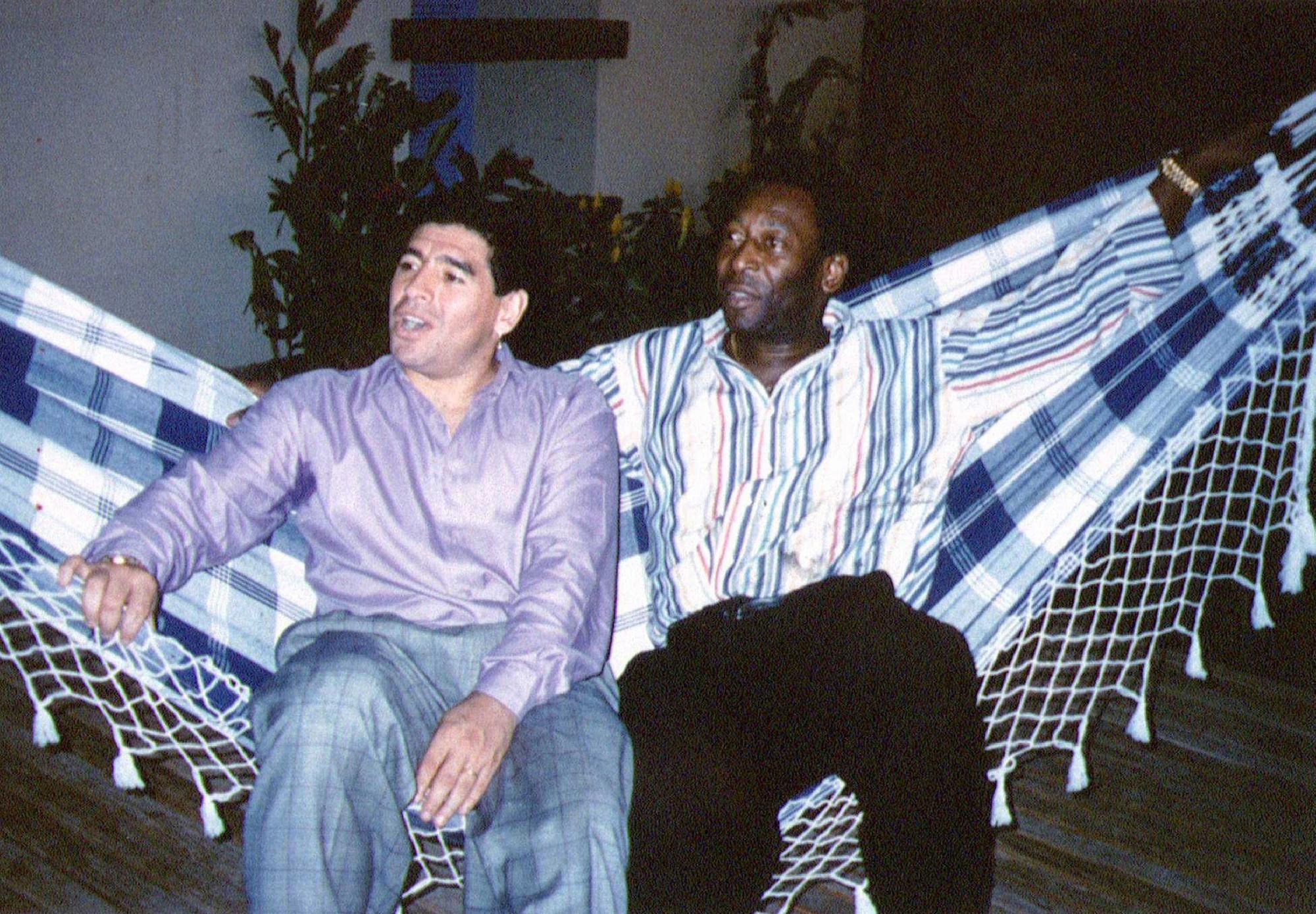 Argentínsky futbalista Diego Maradona a legendárny Brazílčan Pelé.