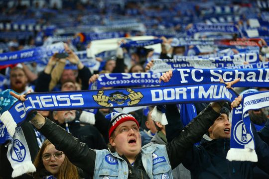 Futbalistom Schalke 04 sa nedarí ani v nižšej súťaži. Na zlý štart do sezóny doplatil tréner