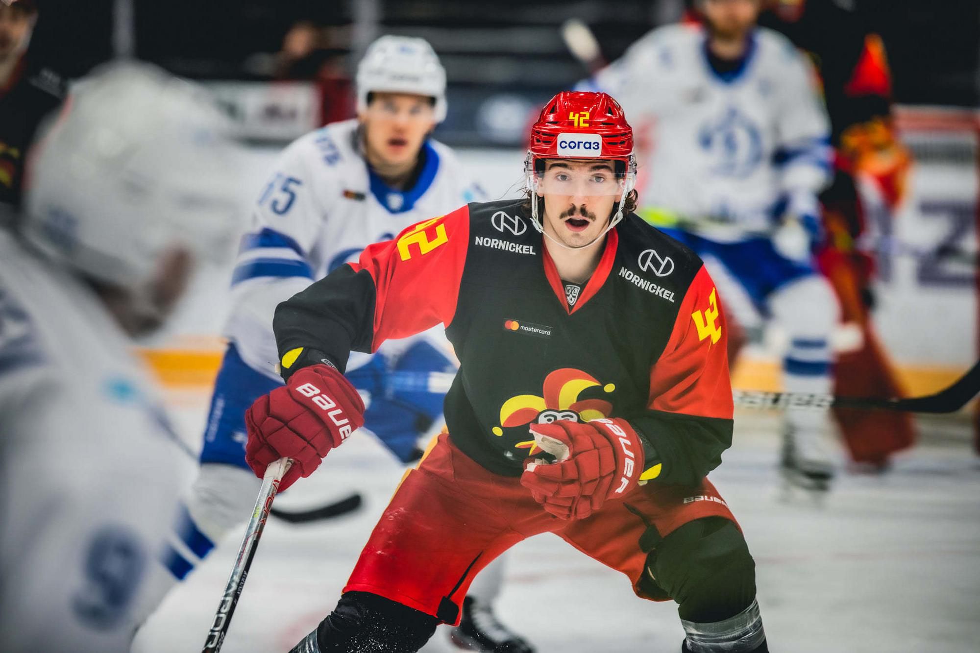Záber z posledného zápasu Jokeritu v KHL na ľade Dinama Moskva V akcii hráč fínskeho celku Hannes Björninen.