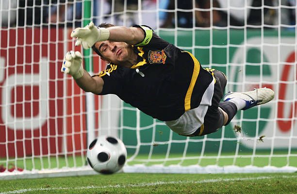 Španielsky brankár Iker Casillas so špeciálnou rukavicou počas EURA 2008.