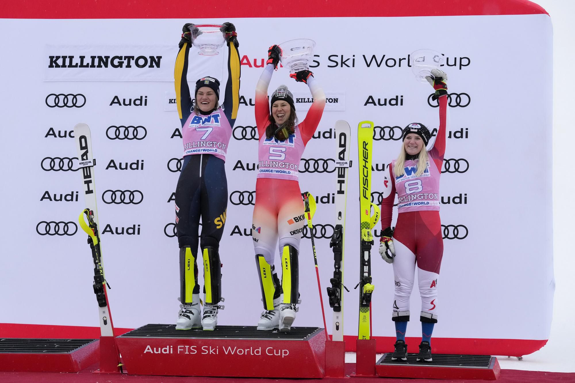 Švajčiarska lyžiarka Wendy Holdenerová (uprostred) oslavuje na pódiu s druhou Švédkou Annou Swennovou-Larssonovou (vľavo) a treťou Rakúšankou Katharinou Truppeovou (vpravo)