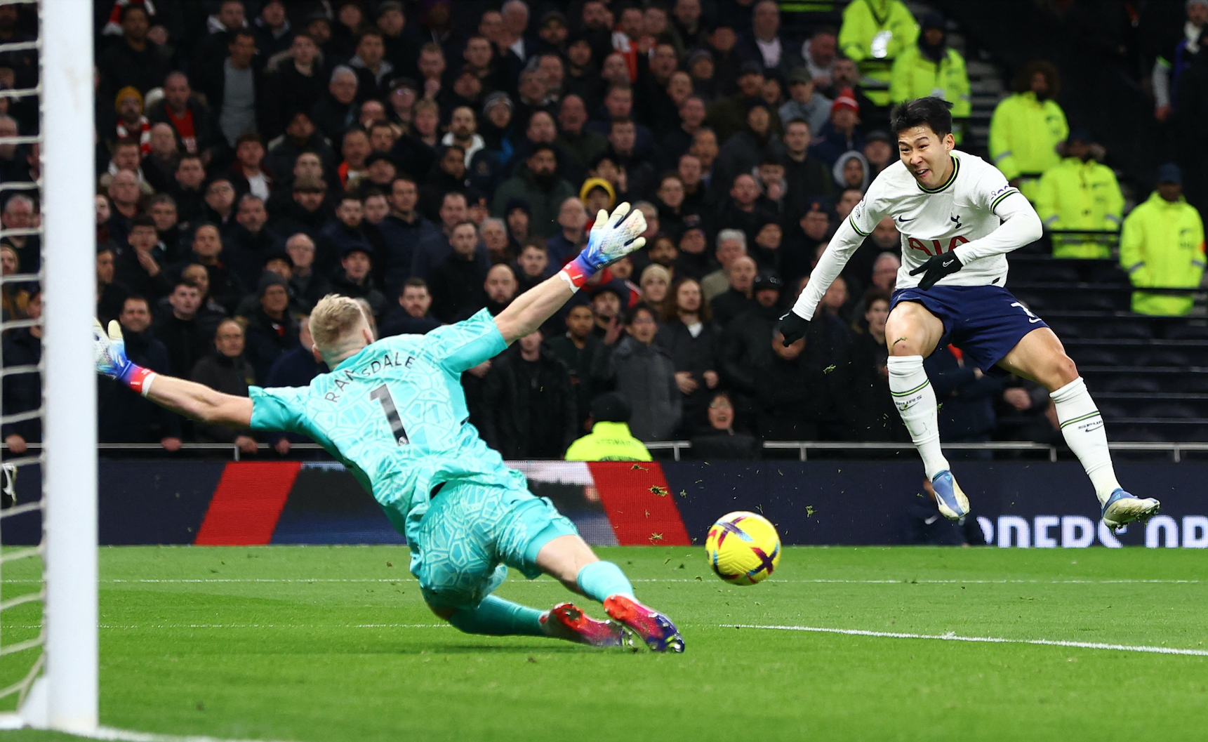 Aaron Ramsdale chytá strelu Son Heung-Mina z Tottenhamu Hotspur. Brankár Arsenalu má na pravej ruke špeciálne upravenú rukavicu.