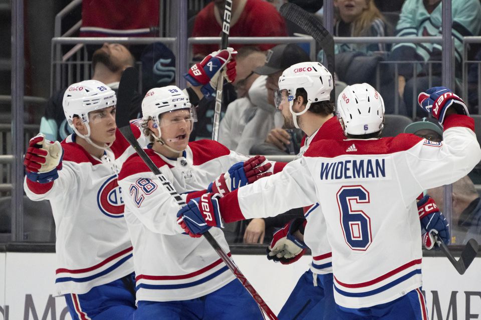 Hráči Montrealu Canadiens Juraj Slafkovský,Christian Dvorak, Josh Anderson a Chris Wideman sa tešia z gólu.
