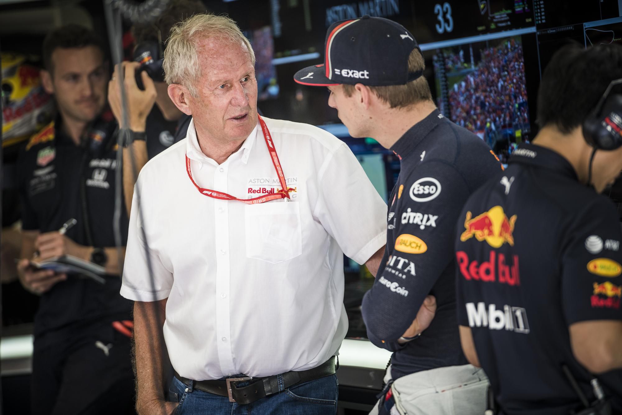 Poradca Red Bullu pre motošport Helmut Marko a pretekár Max Verstappen.