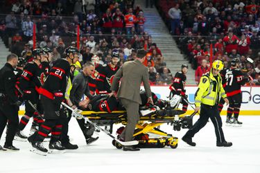 Hrozné zranenie v NHL. Brankára Ottawy museli odniesť na nosidlách