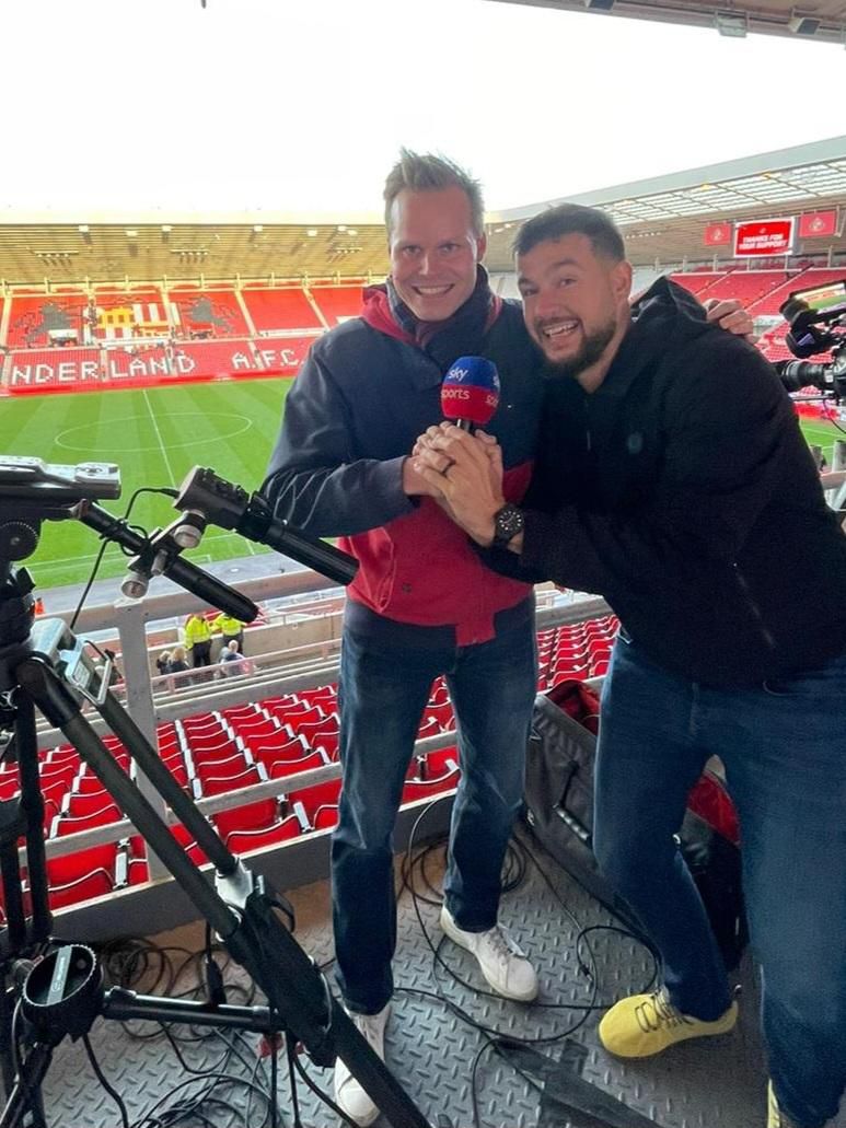 Julo a Muťo pravidelne cestujú do Anglicka na futbalové zápasy. V Sunderlande zapózovali s mikrofónom televízie Sky Sports.