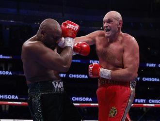 Box: Chisora sa na nič poriadne nezmohol. Fury ho zasypal údermi a bez problémov obhájil titul