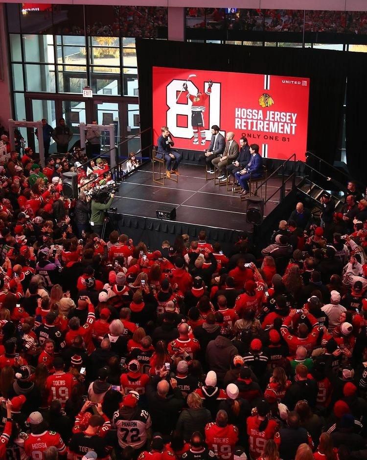 Patrick Sharp počas diskusie s bývalými spoluhráčmi z Blackhawks Niklasom Hjalmarssonom, Duncanom Keithom a Brentom Seabrookom pred slávnostným ceremoniálom.