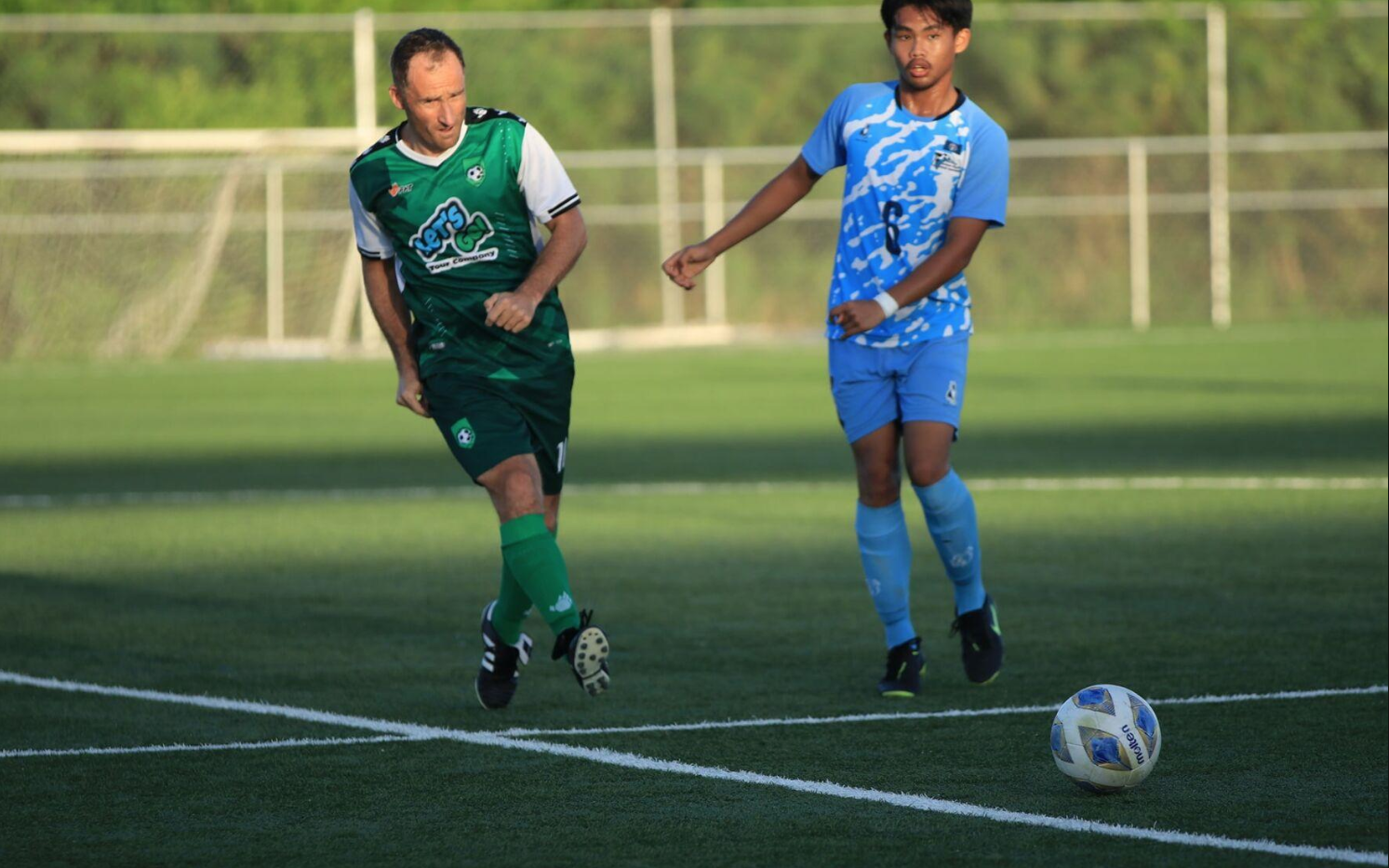 Čech Martin Jambor v zelenom drese Tan Holdings FC v zápase Marianas Soccer League.