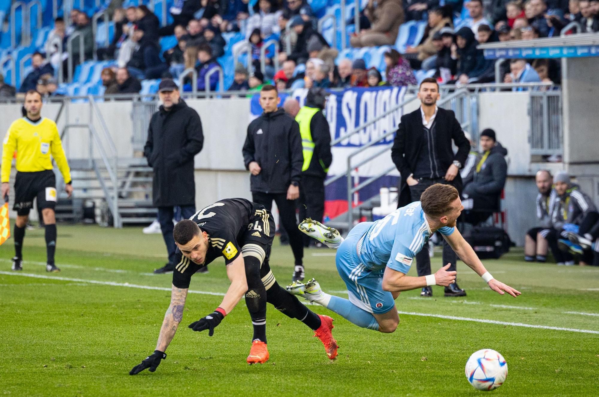 Súboj hráčov Slovana a Spartaka V pozadí Vladimír Weiss a Michal Gašparík