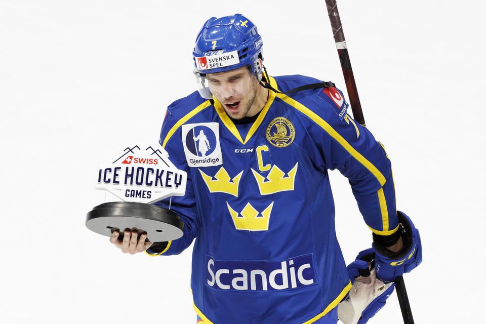 Kapitán Švédska Henrik Tommernes pózuje s trofejou po celkovom triumfe na Švajčiarskych hokejových hrách.