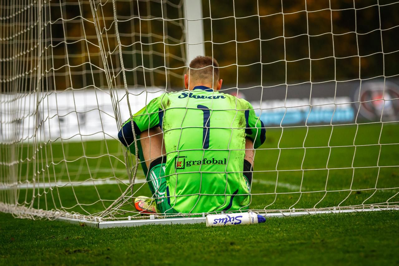 Zdanie klame: „béčko” Slovana v októbri v II. lige vyhralo v Pomlé 4:2.