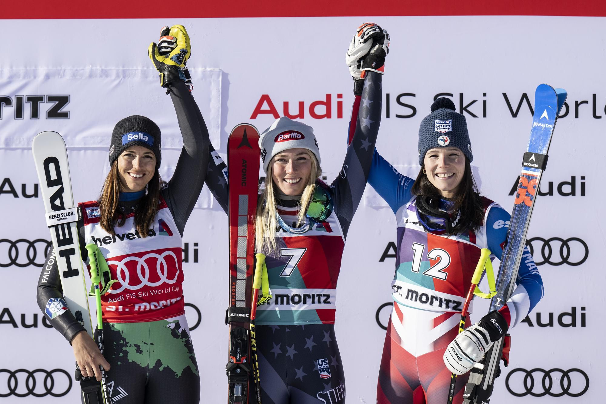 Američanka Mikaela Shiffrinová (uprostred) pózuje po triumfe v super-G