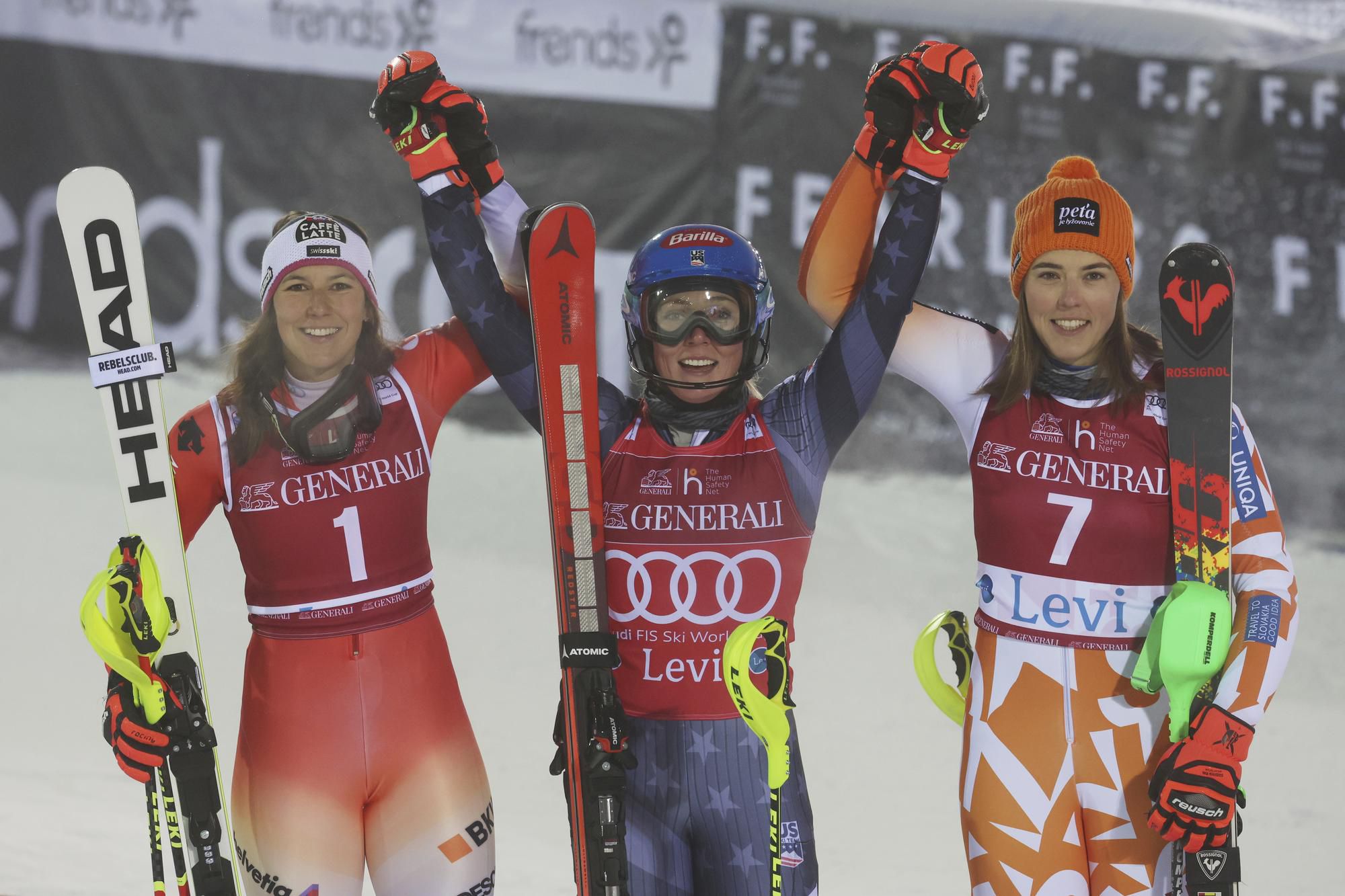 sprava Petra Vlhová, Mikaela Shiffrinová a Wendy Holdenerová po druhom kole nedeľného slalomu žien Svetového pohára vo fínskom Levi