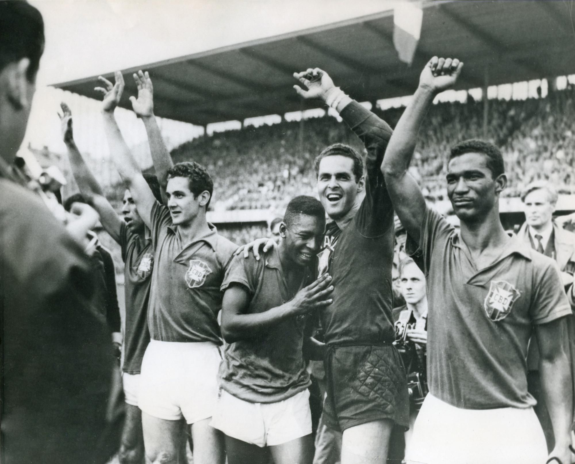 Pelé sa teší zo zisku titulu majstra sveta po finále v Štokholme 1958.