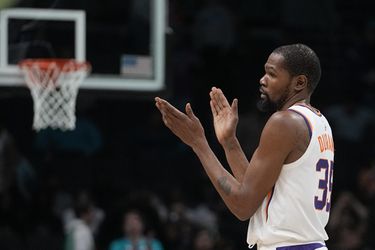 NBA: Durantova víťazná premiéra v Phoenixe, Milwaukee naďalej valcuje