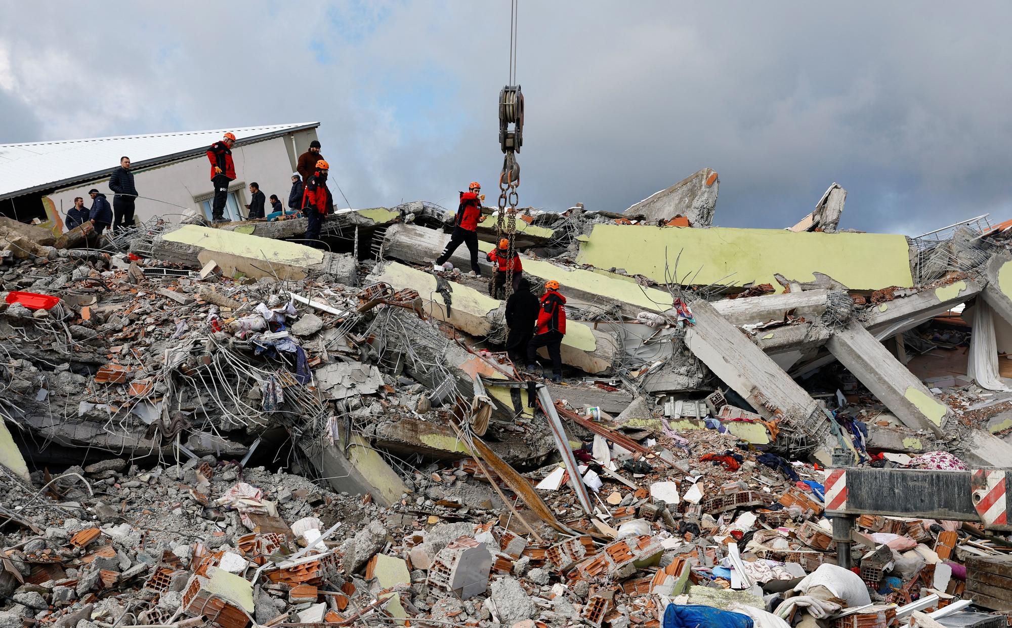 Zrútená budova po zemetrasení v tureckom Gaziantepe