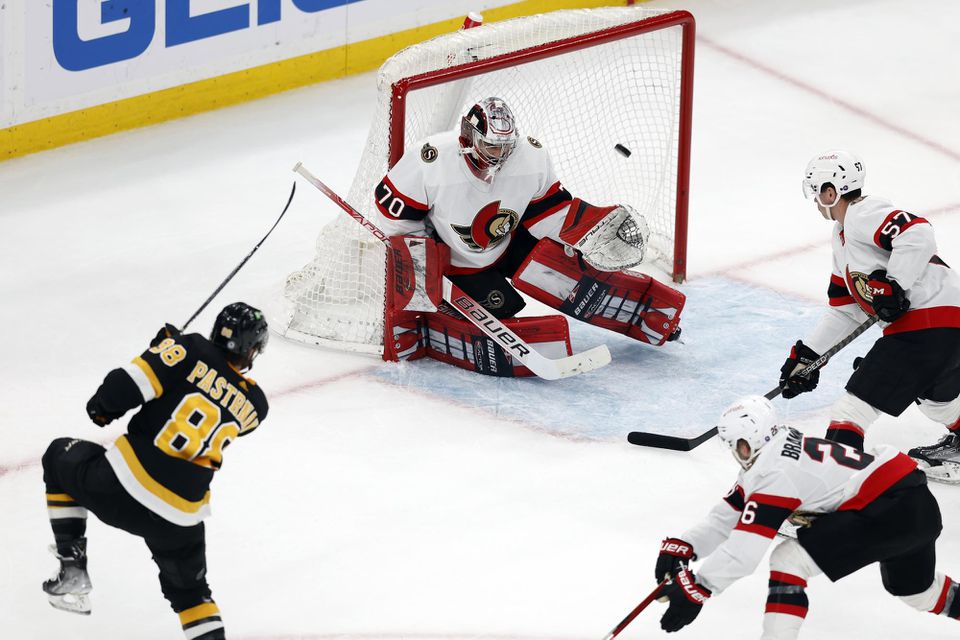 David Pastrňák (Boston Bruins) strieľa gól Ottawe Senators