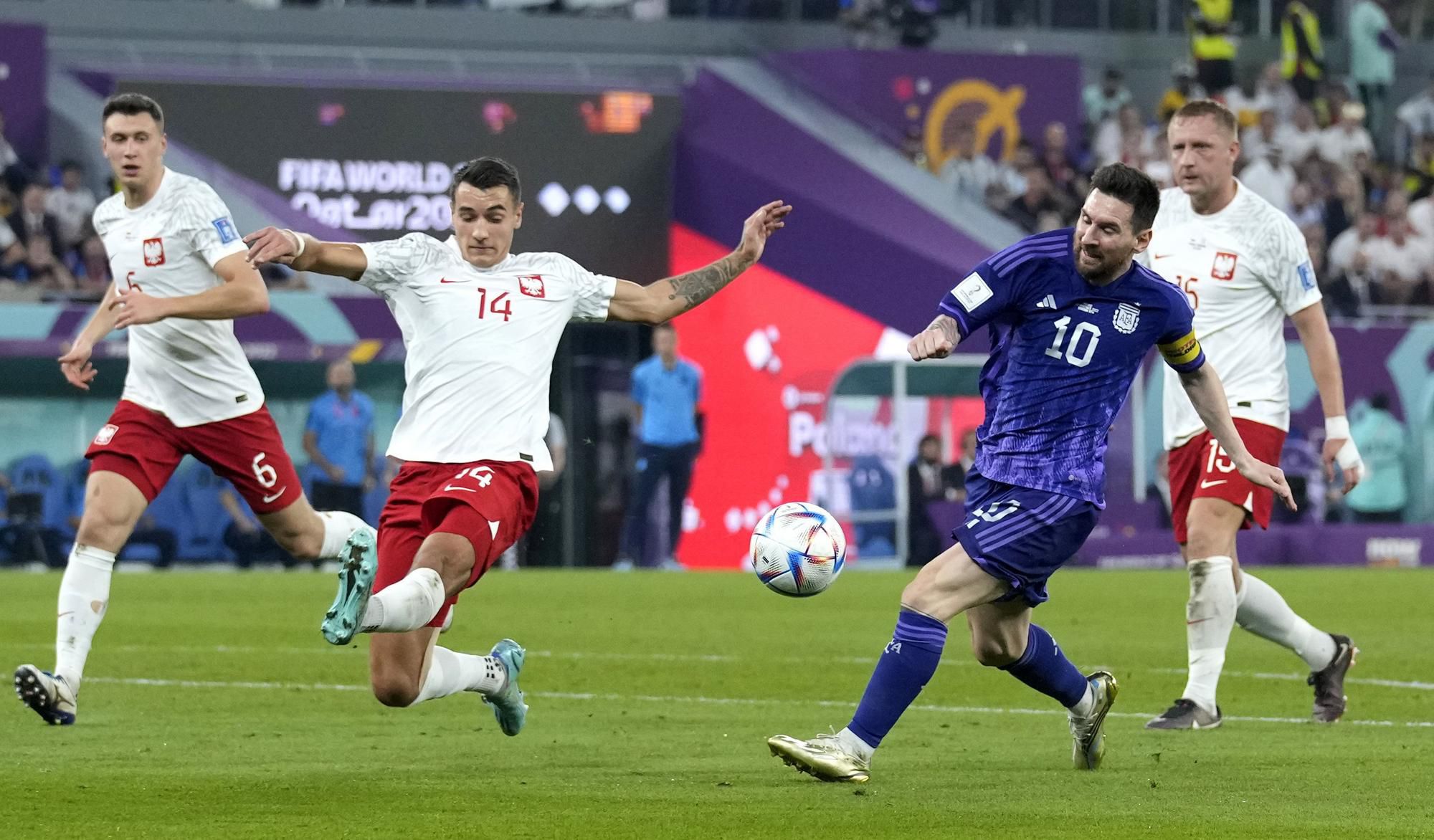 Jakub Kiwior a Lionel Messi, Poľsko vs Argentína1