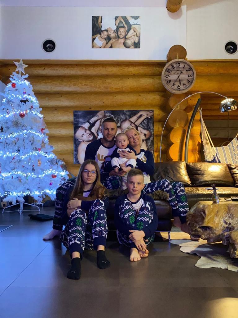 Spoločná rodinná fotografia pri vianočnom stromčeku v dome, ktorý bol desaťročie domovom Stanislava Šestáka, jeho manželky Milky a postupne aj ich troch ratolestí.