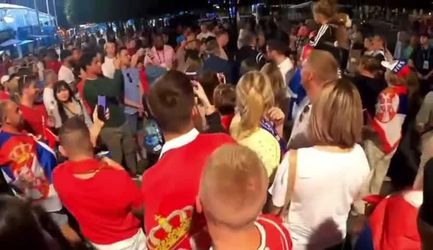 Djokovičov otec po zápase podporil Rusko. Pred štadiónom vyvesili vlajku s Putinom