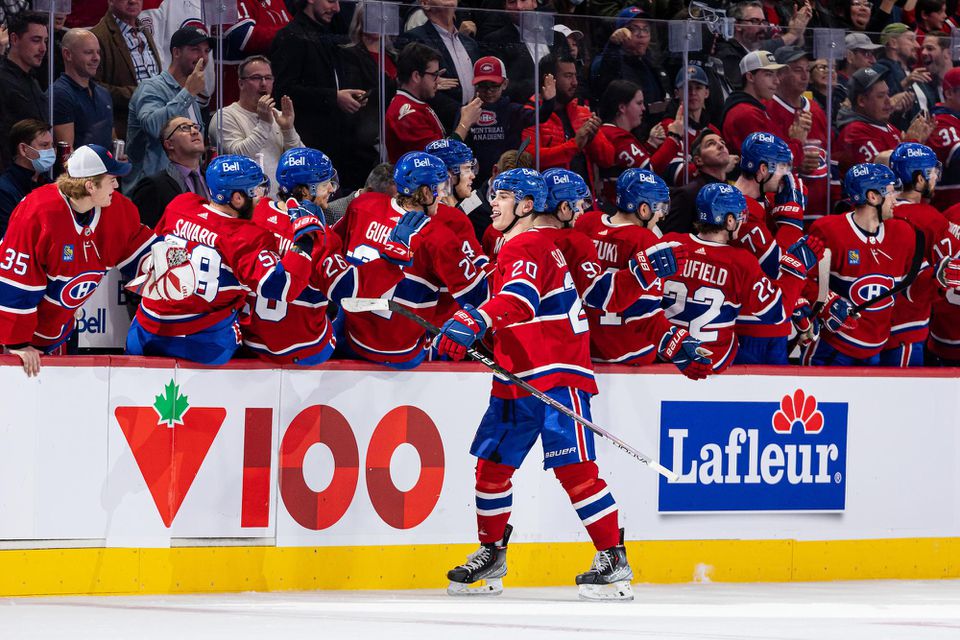 Juraj Slafkovský oslavuje gól so spoluhráčmi z Montreal Canadiens.