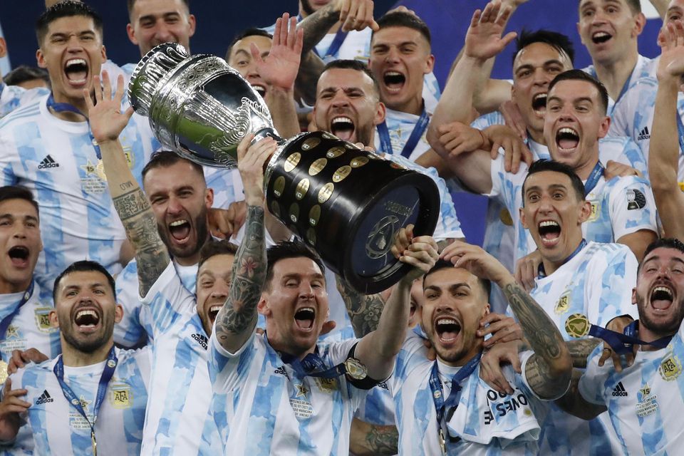 Lionel Messi a reprezentanti Argentíny s trofejou pre víťaza Copa America