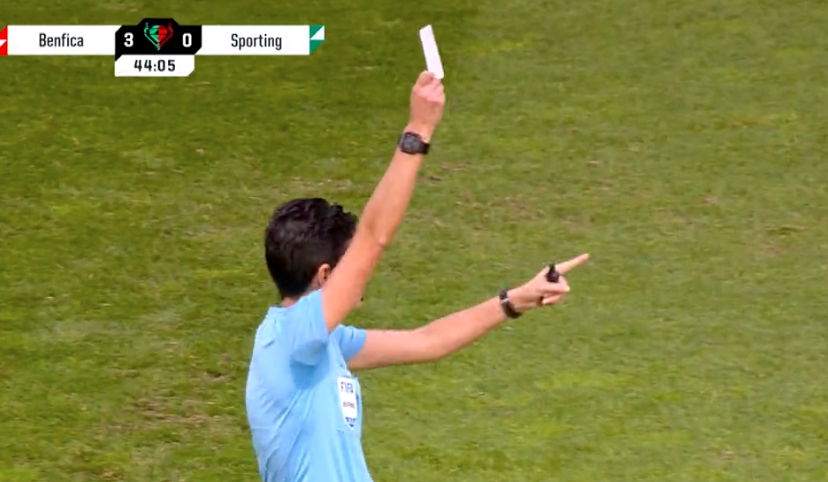 Futbalová rozhodkyňa v Portugalsku udelila bielu kartu