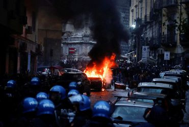 Divoké scény z ulíc Neapola! Rozmlátené výklady a zhorené auto. Polícia odrazila „odvetu”