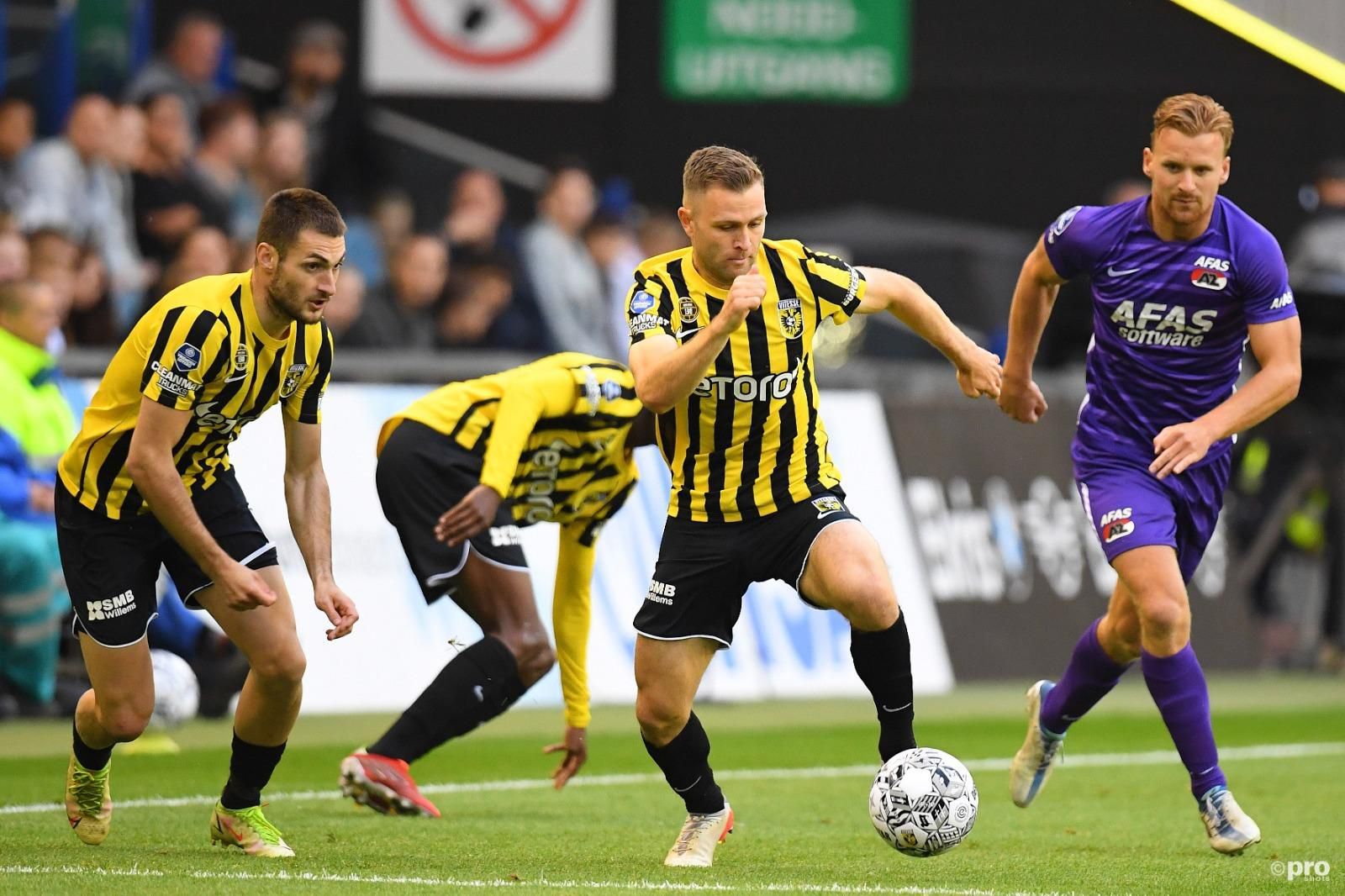 Matúš Bero (vľavo) v zápase Vitesse Arnhem