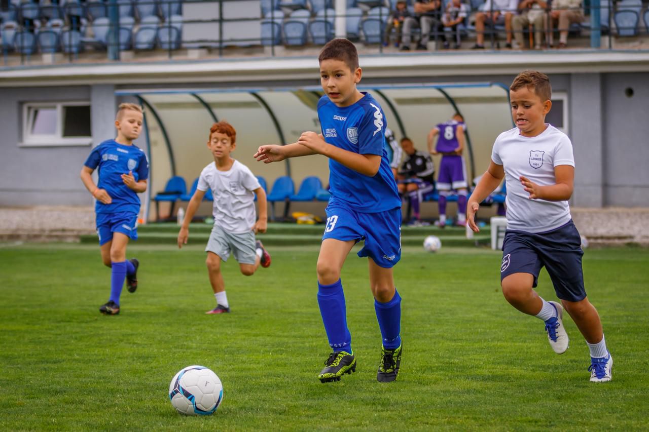 Futbal na veľkom ihrisku a pred divákmi chutí oveľa lepšie.