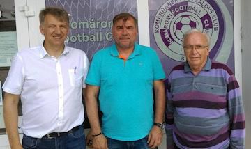 Mikuláš Radványi (v strede) sa stal trénerom Komárna vlani v lete.