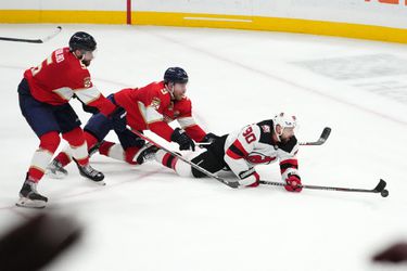 Slováci v NHL: Juraj Slafkovský opäť odohral iba 2 tretiny, Tomáš Tatar dal gól poležiačky