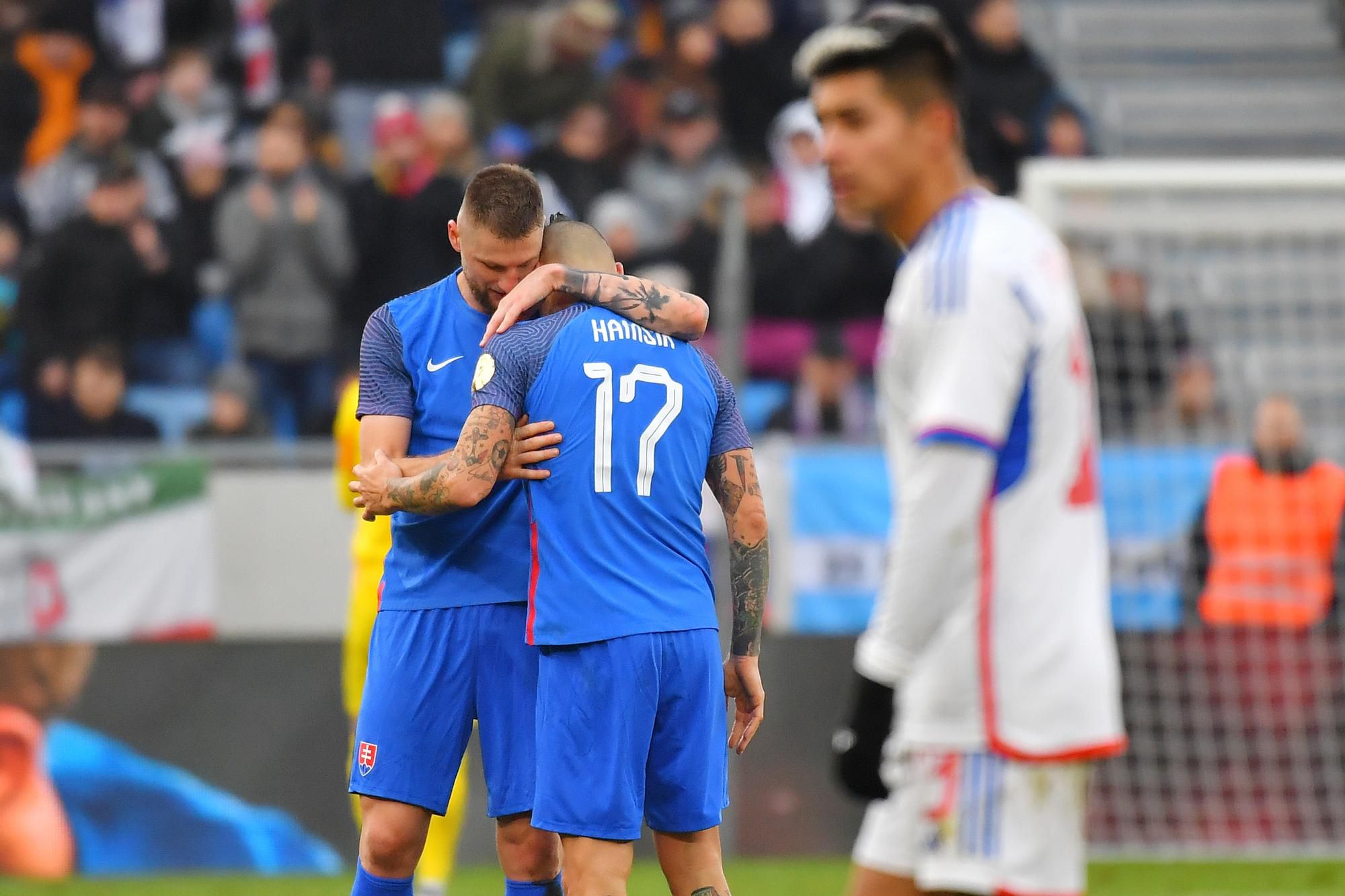 Milan Škriniar a Marek Hamšík (17).