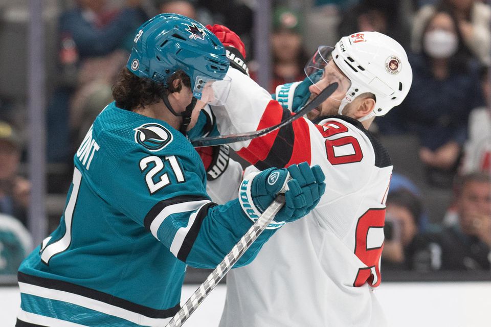 Michael Eyssimont (San Jose Sharks) a Tomáš Tatar (New Jersey Devils)