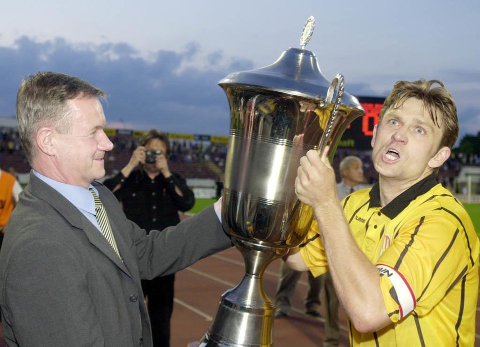 Ako kapitán prevzal trofej pre víťaza ligy v roku 2001 od vtedajšieho prezidenta SFZ Františka Laurinca.