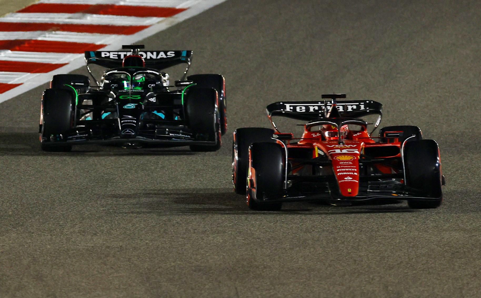 George Russell (Mercedes) a Charles Leclerc (Ferrari)