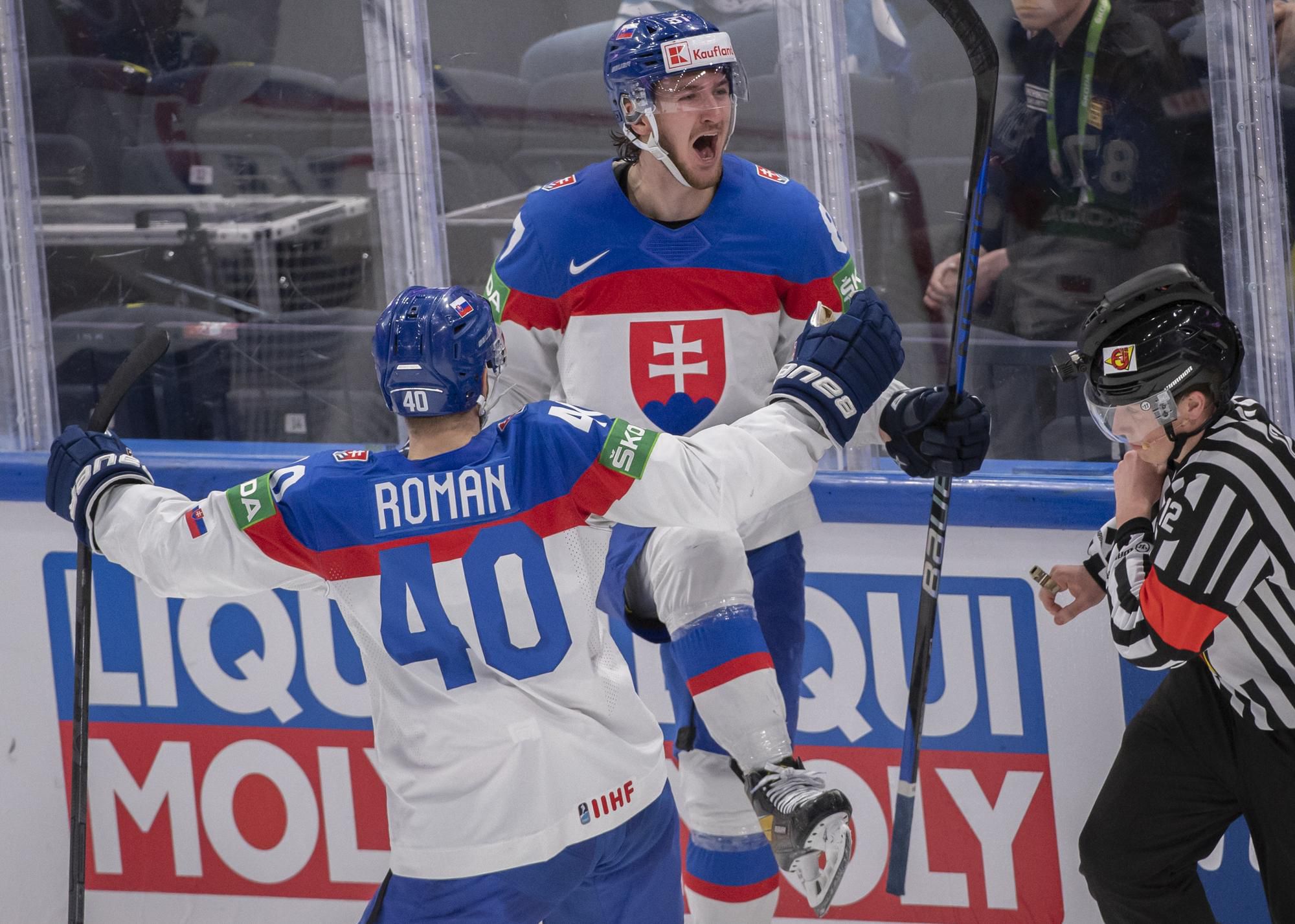 MS v hokeji 2022: Slovensko - Fínsko (Pavol Regenda a vľavo Miloš Roman sa tešia po strelení druhého gólu)