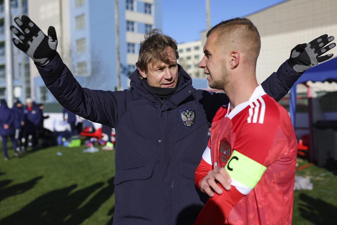 Tréner Ruska Valerij Karpin na tréningu