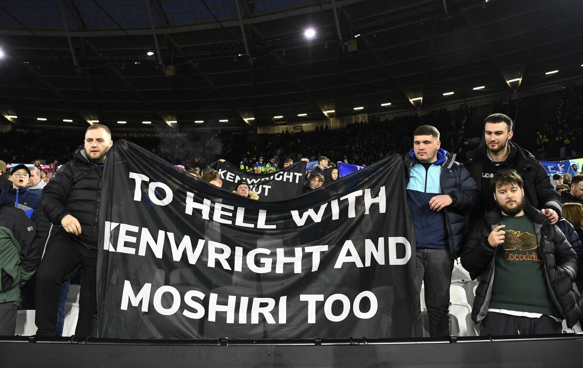 Fanúšikovia Evertonu s protestným plagátom proti vedeniu klubu.