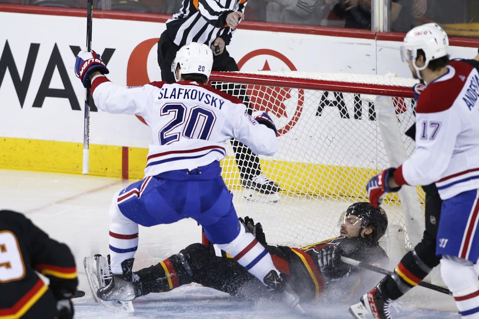 Juraj Slafkovský z Montreal Canadiens sa teší z gólu.