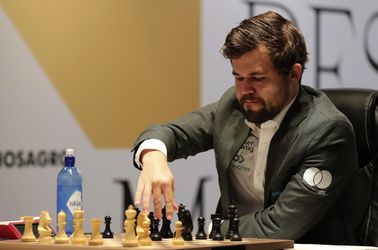 Šach: Carlsen tesne zvíťaznil na MS v rapide