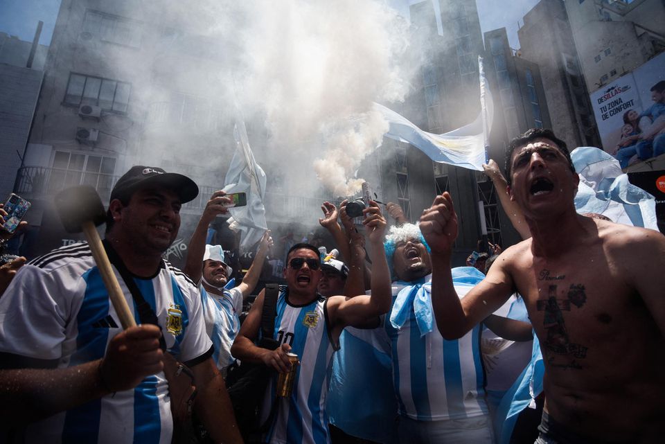 Argentínski fanúšikovia oslavujú zisk titulu z MS vo futbale 2022